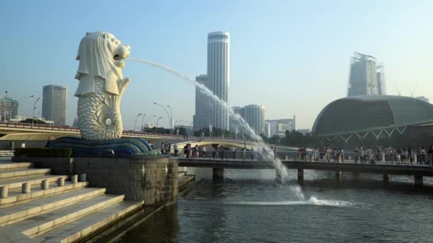 La statue Merlion avec l'horizon de la ville en arrière-plan, Marina Bay, Singapour — Video