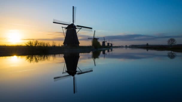 Molinos de viento, Patrimonio de la Humanidad UNESCO en Kinderdijk al atardecer — Vídeos de Stock