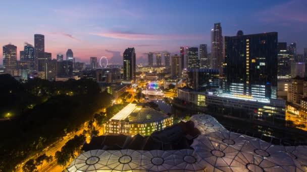 Vista sullo skyline della città e sui ristoranti lungo il fiume nel quartiere dei divertimenti — Video Stock