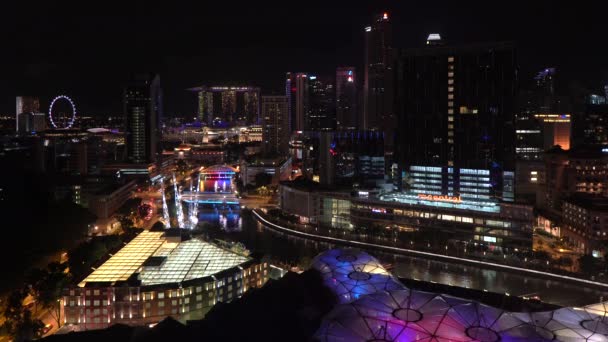 Pohled na panorama města a restaurací na nábřeží — Stock video