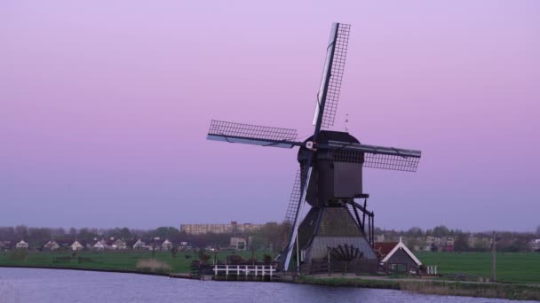 Větrný mlýn při západu slunce v Kinderdijk — Stock video