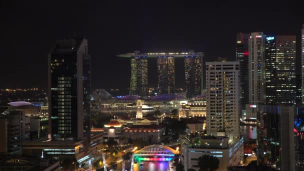 Vista sobre el horizonte de la ciudad y restaurantes junto al río en el distrito de entretenimiento — Vídeo de stock