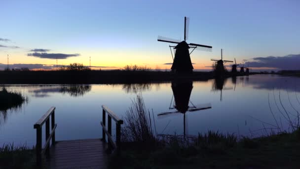 Windmühlen, Unesco-Welterbe in Kinderdeich bei Sonnenuntergang — Stockvideo