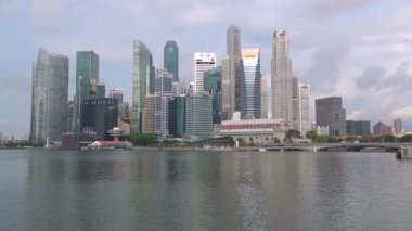 Şehir merkezindeki Singapur manzarası ve Marina Bay görünümü