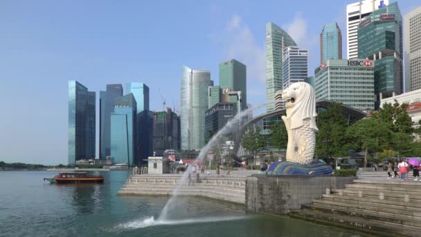市のスカイラインの背景、マリーナ ベイ、シンガポールのマーライオン像 — ストック動画