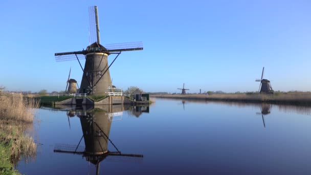 Väderkvarnar, UNESCO: S världsarvslista i Kinderdijk — Stockvideo