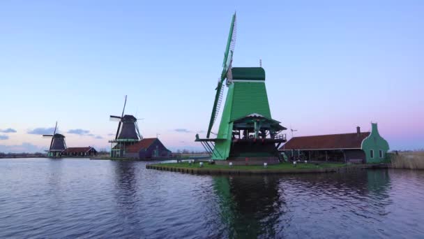 Zaandam yakınındaki Zaanse Schans'a, yel değirmenleri — Stok video