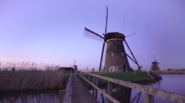 Yel değirmenleri, Unesco Dünya Mirası doğal gün batımında içinde