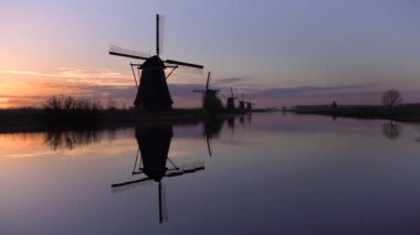 Yel değirmenleri, Unesco Dünya Mirası doğal gün batımında içinde