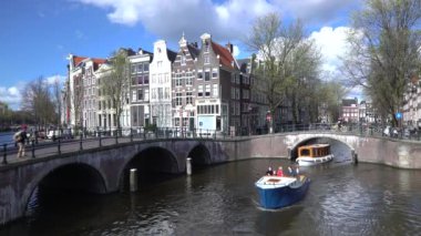 Geleneksel ikametgahların evleri ve Keizersgracht ve Leidesegracht köşesinde köprüler