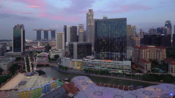 Vista sobre el horizonte de la ciudad y restaurantes junto al río en el distrito de entretenimiento — Vídeo de stock