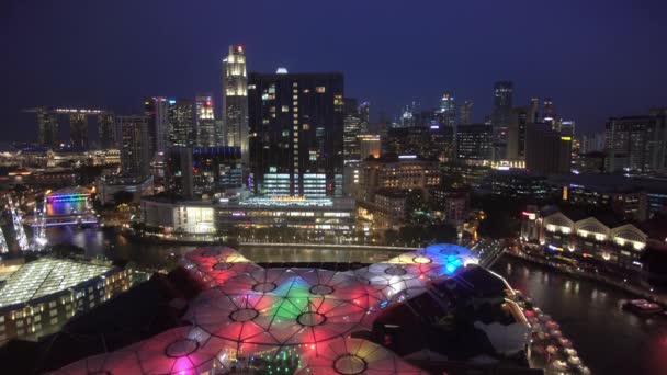 Uitzicht over de skyline van de stad en de rivier restaurants in de wijk — Stockvideo