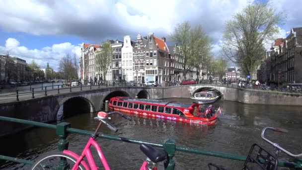 Casas tradicionais e pontes na esquina da Keizersgracht e Leidesegracht — Vídeo de Stock