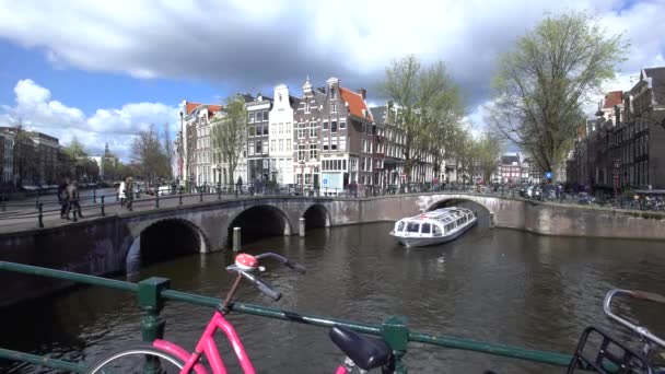 Traditionelle Giebelhäuser und Brücken an der Ecke Keizersgracht und Leidesegracht — Stockvideo