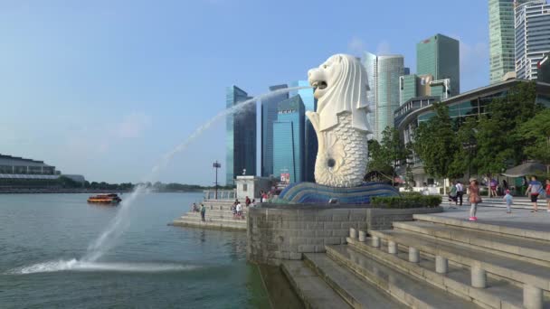 市のスカイラインの背景、マリーナ ベイ、シンガポールのマーライオン像 — ストック動画