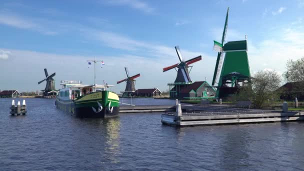 Zaandam yakınındaki Zaanse Schans'a, yel değirmenleri — Stok video