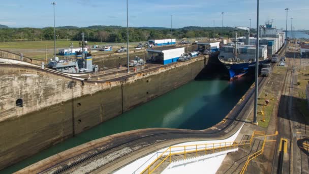 Nave portacontenedores transitando las esclusas de Miraflores — Vídeo de stock