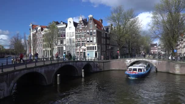 Tradiční lomenicovými domy a mosty na rohu Keizersgracht a Leidesegracht — Stock video