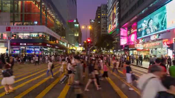 Pedestrians and traffic at a busy road crossing in Causeway Bay, Hong Kong — Stock Video