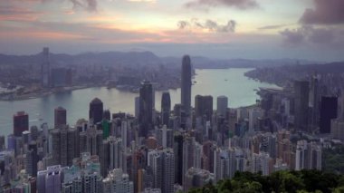 Şehir silüeti üzerinde gündoğumu ve Victoria Harbour Victoria Peak görüntülendi?
