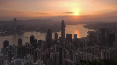 Şehir silüeti üzerinde gündoğumu ve Victoria Harbour Victoria Peak görüntülendi?