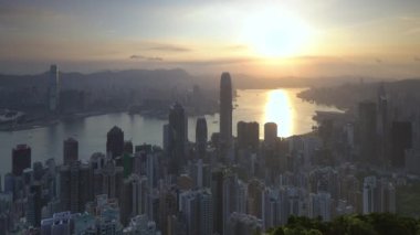 Şehir silüeti üzerinde gündoğumu ve Victoria Harbour Victoria Peak görüntülendi?