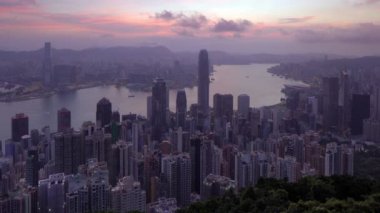 Şehir silüeti üzerinde gündoğumu ve Victoria Harbour Victoria Peak görüntülendi?