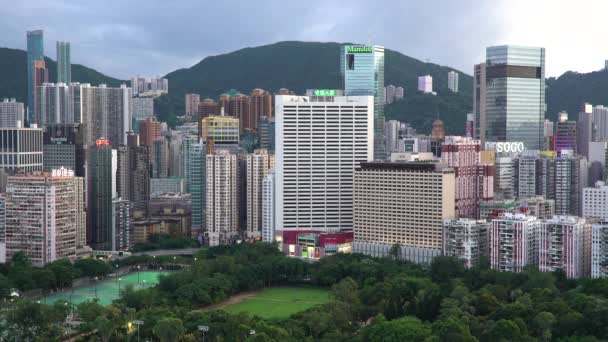 Vedere ridicată, parcul Victoria și cartierul central din Hong Kong — Videoclip de stoc