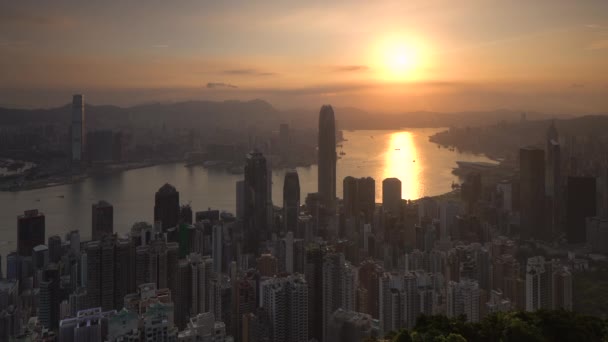 Soluppgång över stadens silhuett och Victoria Harbour tittade på från Victoria Peak — Stockvideo
