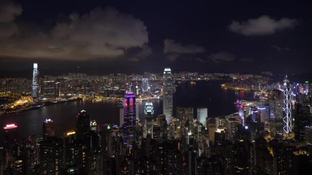 Stadtsilhouette und Viktoria-Hafen vom Viktoria-Gipfel aus gesehen, hong kong — Stockvideo