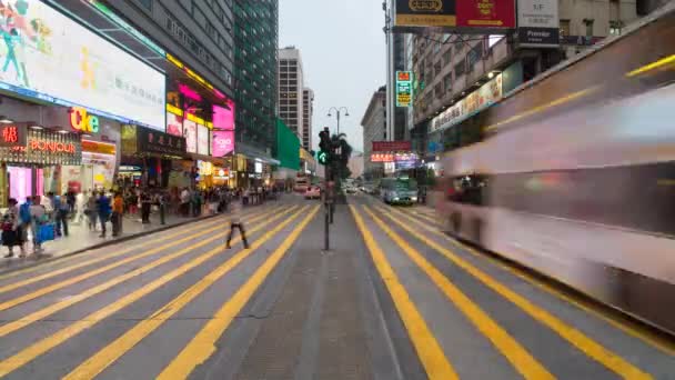 Pedestres e trânsito em um cruzamento rodoviário movimentado em Causeway Bay, Hong Kong — Vídeo de Stock