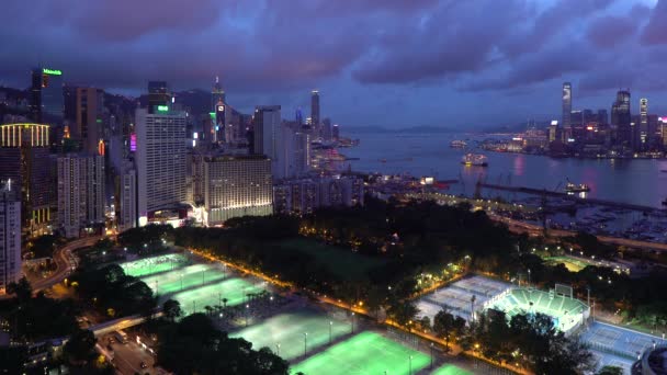 Erhöhte Aussicht, Viktoriapark und zentraler Bezirk von Hongkong — Stockvideo