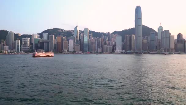 Hong Kong skyline gezien vanuit de Kowloon kant van de haven — Stockvideo