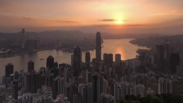 Soluppgång över stadens silhuett och Victoria Harbour tittade på från Victoria Peak — Stockvideo