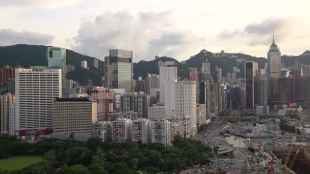 Forhojd utsikt, Victoria park och centrala distriktet i Hong Kong — Stockvideo
