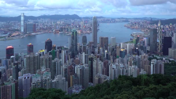 Stadtsilhouette und Viktoria-Hafen vom Viktoria-Gipfel aus gesehen, hong kong — Stockvideo