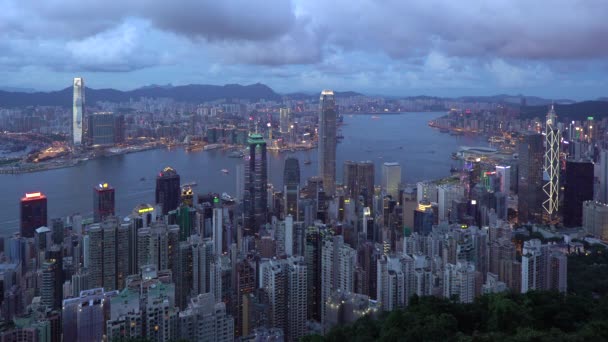 Stadtsilhouette und Viktoria-Hafen vom Viktoria-Gipfel aus gesehen, hong kong — Stockvideo