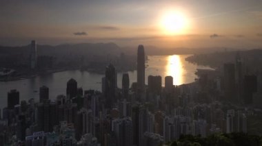 Şehir silüeti üzerinde gündoğumu ve Victoria Harbour Victoria Peak görüntülendi?