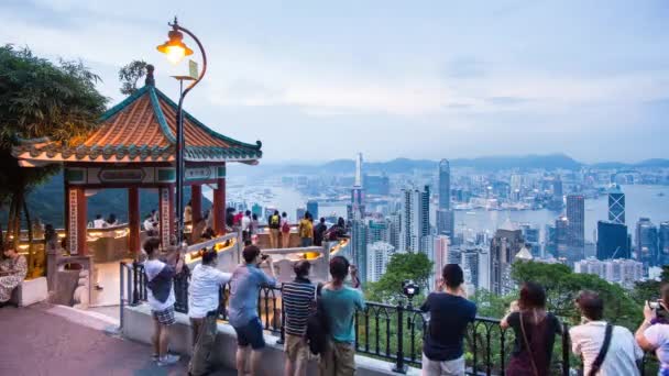 Lion's Pavilion kilátó pont, a Victoria Peak, Hong Kong — Stock videók