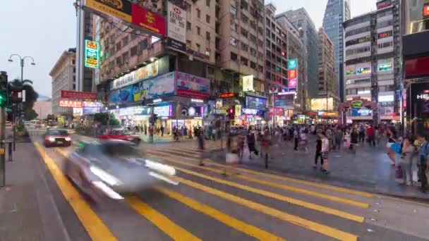Pedestres e trânsito em um cruzamento rodoviário movimentado em Causeway Bay, Hong Kong — Vídeo de Stock