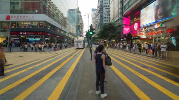 Pedestrians and traffic at a busy road crossing in Causeway Bay, Hong Kong — Stock Video