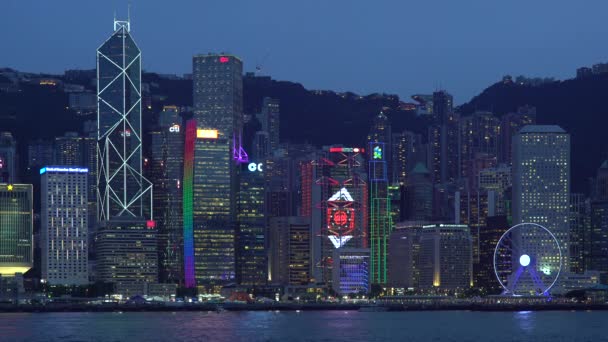 Skyline de Hong Kong visto do lado de Kowloon do porto — Vídeo de Stock