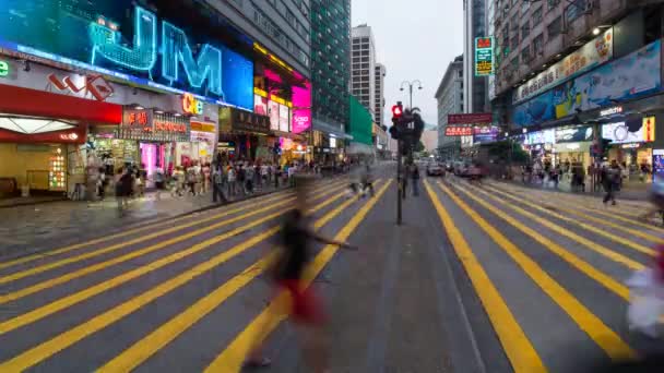 Pieszych i ruchu w zajęty skrzyżowania w rejonie Causeway Bay, Hongkong — Wideo stockowe