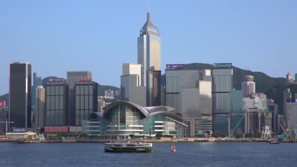 Lo skyline di Hong Kong visto dal lato Kowloon del porto — Video Stock