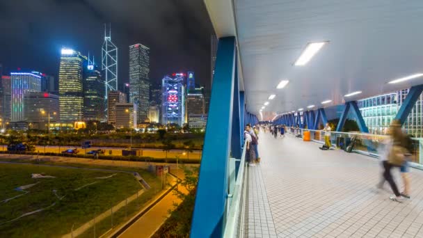 Pasarela peatonal que conduce hacia Central, Isla de Hong Kong — Vídeos de Stock