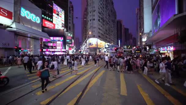 Trafic et personnes en Chongwen, Central, Hong Kong — Video
