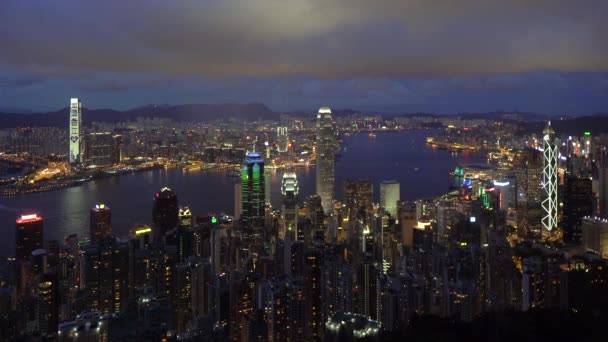 Vista del horizonte de la ciudad y del puerto de Victoria desde el pico Victoria, Hong Kong — Vídeos de Stock