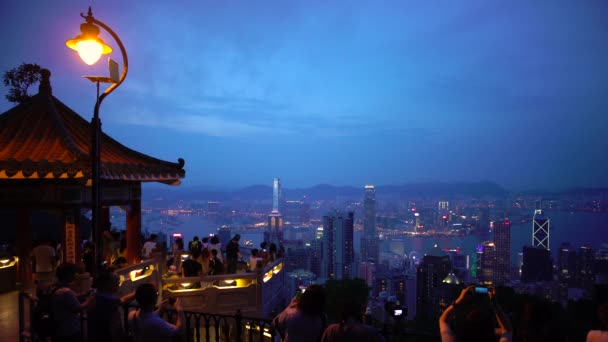 在香港维多利亚山顶的亭子监视点 — 图库视频影像