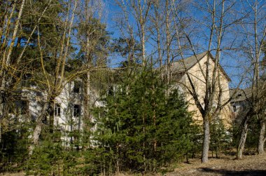 açık bir koridor içinde terk edilmiş bir akıl hastanesi içine lider kapılar.