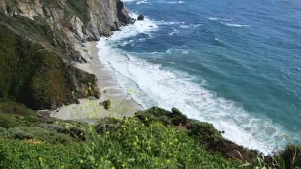 Paisaje a lo largo de la costa — Vídeos de Stock